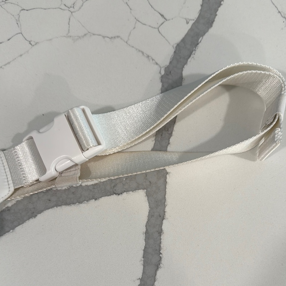 Lululemon Athletica Quilted White Crossbody Bag - Picture 3 of 9